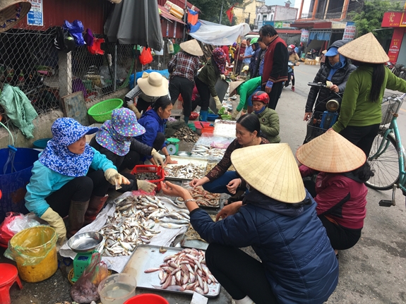 Nhộn nhịp người mua bán hải sản ở chợ Đập.